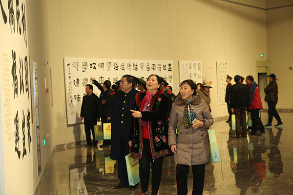 展览受到观众热烈欢迎